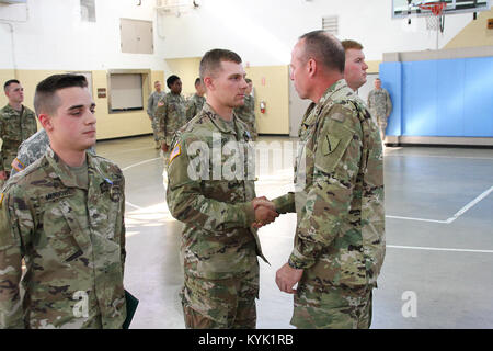 Kentucky Guard Führung begrüßt die neuesten Soldaten in Kentucky zählt während der ersten Formation in Frankfort, Ky., Nov. 17, 2016. (U.S. Army National Guard Foto: Staff Sgt. Scott Raymond) Stockfoto