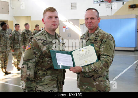 Kentucky Guard Führung begrüßt die neuesten Soldaten in Kentucky zählt während der ersten Formation in Frankfort, Ky., Nov. 17, 2016. (U.S. Army National Guard Foto: Staff Sgt. Scott Raymond) Stockfoto