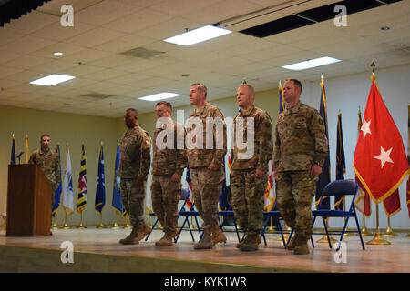 Command Sgt. Maj. Ronald Howell, command Sergeant Major der 116 MET, Oberst Todd Hubbard, der Kommandant der 116 MET, Generalmajor William B. Hickman, stellvertretender kommandierender General der 3. Armee/U.S. Army Central, Oberstleutnant Joseph Gardner, der Kommandant der 149 MET und Command Sgt. Maj. Jesse Widerrist, command Sergeant Major der 149 MET, nehmen Sie Ihren Platz auf der Bühne als offizielle Partei während der Übertragung der Autorität Zeremonie Jan. 9 im Camp Arifjan, Kuwait. Stockfoto