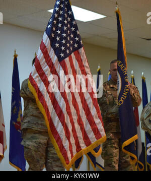 Oberstleutnant Joseph Gardner (rechts), der Kommandant der 149 MET, und Oberst Todd Hubbard, der Kommandant der 116 MET, wechselte die Positionen der Kentucky und Virginia State flags Die Übertragung der Autorität von der 116 auf die 149 bedeuten, während einer Zeremonie Jan. 9 im Camp Arifjan, Kuwait. Stockfoto