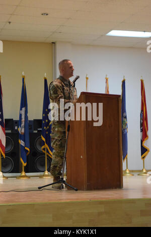 Oberstleutnant Joseph Gardner (rechts), der Kommandant der 149 MET, gibt Erläuterungen während der Übertragung der Autorität Zeremonie Jan. 9 im Camp Arifjan, Kuwait. Stockfoto