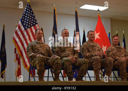 Command Sgt. Maj. Jesse Widerrist (links), command Sergeant Major der 149 MET, Oberstleutnant Joseph Gardner, der Kommandant der 149 MET, Generalmajor William B. Hickman, stellvertretender kommandierender General der 3. Armee/U.S. Army Central, und Oberst Todd Hubbard, der Kommandant der 116 MET, Lächeln während der Übertragung der Autorität Zeremonie Jan. 9 im Camp Arifjan, Kuwait. Stockfoto