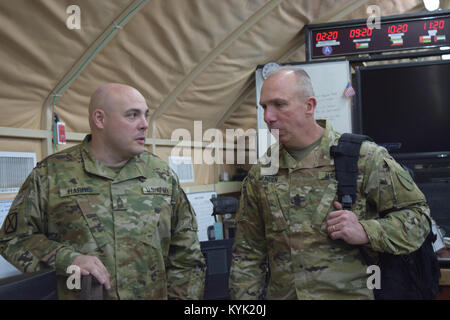 State Command Sgt. Maj. David munden Besuche mit Master Sgt. Richard Harris, 149 militärische Engagement Team operations NCO, bei seinem Besuch in Camp Arifjan, Kuwait, Mar 3. Stockfoto
