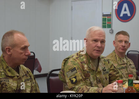 State Command Sgt. Maj. David munden, Links, und Brig. Gen. Benjamin Adams III, Kentucky Direktor des Gemeinsamen Personal, sprach mit 149 militärische Engagement Team Soldaten über den Mittag Mar.3 während ihres Besuchs in Camp Arifjan, Kuwait. Stockfoto