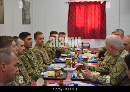 Die Kentucky Direktor des Gemeinsamen Personal Brig. Gen. Benjamin Adams III, Rechts, Gespräche mit Soldaten der 149 militärische Engagement team Mar.3 bei einem Besuch in Camp Arifjan, Kuwait. Stockfoto