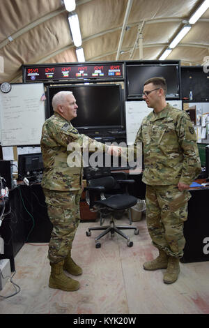 Die Kentucky Direktor des Gemeinsamen Personal Brig. Gen. Benjamin Adams III, Links, präsentiert Staff Sgt. William Gordley, operations Sergeant für die 149 militärische Engagement der Mannschaft, mit einer Münze für seine ausgezeichnete Arbeit im aktuellen Bereich Operations. Stockfoto