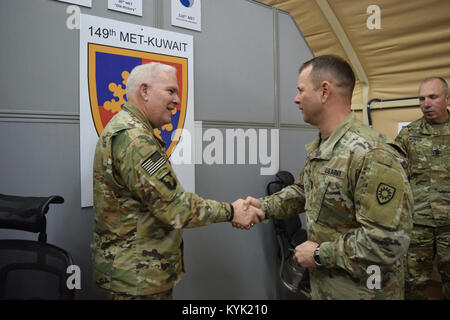 Command Sgt. Maj. Jesse Widerrist, rechts, präsentiert Brig. Gen. Benjamin Adams III, Kentucky Direktor des Gemeinsamen Personal, mit der 149 militärische Engagement Team Münze Mar.3 als Zeichen der Wertschätzung. Außerdem stellte er eine Münze zum Staatlichen Befehl Sgt. Maj. David munden. Stockfoto