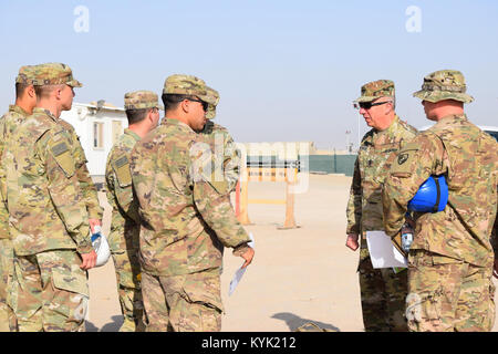 State Command Sgt. Maj. David Munden grüßt Soldaten der 207. Horizontale Bau Firma Mar.4 bei einem Besuch in Camp Arifjan, Kuwait. Stockfoto