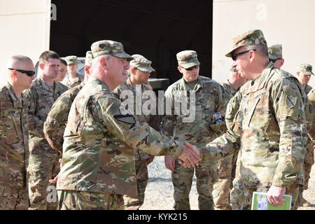 State Command Sgt. Maj. David Munden grüßt Soldaten der 207. Horizontale Bau Firma Mar.4 bei einem Besuch in Camp Arifjan, Kuwait. Stockfoto