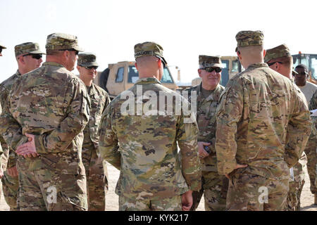 Die Kentucky Direktor des Gemeinsamen Personal Brig. Gen. Benjamin Adams III grüßt Soldaten der 207. Horizontale Bau Firma Mar.4 bei einem Besuch in Camp Arifjan, Kuwait. Stockfoto