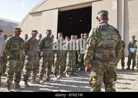 State Command Sgt. Maj. David Munden spricht zu den Soldaten der 207. Horizontale Bau Firma Mar.4 bei einem Besuch in Camp Arifjan, Kuwait. Stockfoto