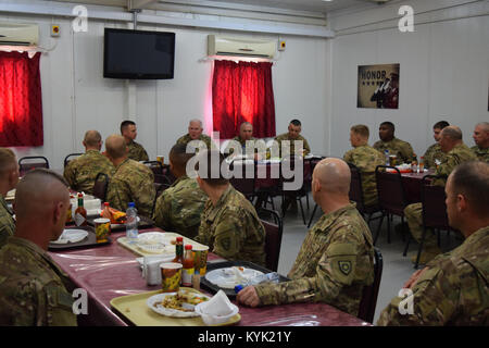 Soldaten der 207. Horizontale Bauunternehmen haben Mittagessen mit Brig. Gen. Benjamin Adams III, Kentucky Direktor des Generalstabs und staatlichen Befehl Sgt. Maj. David munden Mar.4 während ihres Besuchs in Camp Arifjan, Kuwait. Stockfoto