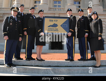 Hauptsitz, 238th Regiment (Combat Arms) Officer Candidate School, Klasse 59-17 wurde Kentucky Army National Guard neueste Offiziere an das State Capitol, Frankfort, Ky. September 23, 2017. (U.S. Army National Guard Foto von Sgt. Maggie Booker) Stockfoto