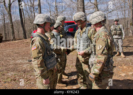 Colonel Bryan Howay, Kommandant der 75-Truppe Befehl grüßt Soldaten der Delta Unternehmen, 1.BATAILLON, 149 Infanterie in Fort Knox, Ky., 18. März 2017. (U.S. Army National Guard Foto: Staff Sgt. Scott Raymond) Stockfoto