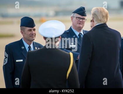 Oberst David Mounkes (Zweiter von rechts), der Kommandant der 123. Airlift Wing, und Chief Master Sgt. Ray Dawson (links), wing command Chief, Grüßen Präsident Donald Trump, wie er kommt an der Kentucky Air National Guard Base in Louisville, Ky., 20. März 2017. Trump wurde in Louisville der Kundgebung auf dem Kentucky Exposition Center zu besuchen. (U.S. Air National Guard Foto von Master Sgt. Phil Speck) Stockfoto