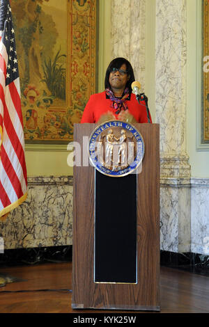 Kentucky Leutnant. Jenean Hampton spricht während einer Vereinbarung unterzeichnen am State Capitol in Frankfort, Ky., 31. März 2017. (U.S. Army National Guard Foto: Staff Sgt. Alexa Becerra) Stockfoto