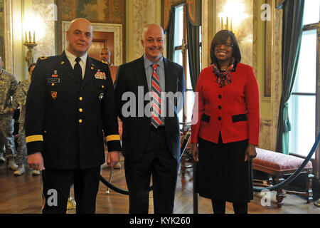 Brig. Gen. Charles Jones, Direktor des Bluegrass Herausforderung Akademie, Buddy Berry, Betriebsleiter der Eminenz Independent School District und Kentucky Leutnant. Jenean Hampton schließen eine Vereinbarung unterzeichnen am State Capitol in Frankfort, Ky., 31. März 2017. (U.S. Army National Guard Foto: Staff Sgt. Alexa Becerra) Stockfoto