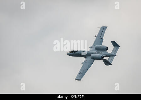 Ein Flugzeug der US Air Force a-10 Thunderbolt II fliegt eine Antenne Demonstration über den Ohio River während der Donner über Louisville Airshow in Louisville, Kentucky, 22. April 2017. Der Kentucky Air National Guard ist einmal mehr logistische Bereitstellung und Wartungsunterstützung für Militärflugzeuge Teilnahme an der Veranstaltung, die gewachsen ist, die größte jährliche eintägige Airshow in Amerika zu werden. (U.S. Air National Guard Foto von Oberstleutnant Dale Greer) Stockfoto