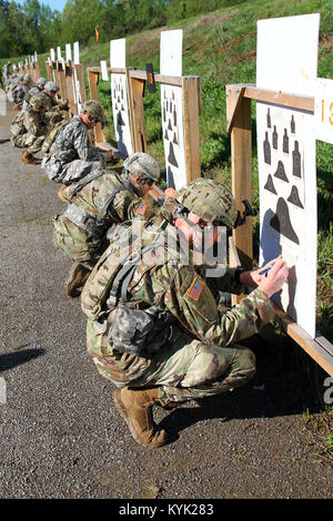 Die Wettbewerber ihre Gewehr zeroing während der National Guard Region III besten Krieger Konkurrenz an der Wendell H. Ford regionalen Ausbildungszentrums in Greenville, Ky., 24. April 2017. (U.S. Army National Guard Foto: Staff Sgt. Scott Raymond) Stockfoto