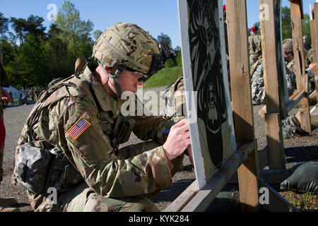 Spc. Jordan Breedlove mit der Tennessee National Guard überprüft sein Gewehr zeroing während der National Guard Region III besten Krieger Konkurrenz an der Wendell H. Ford regionalen Ausbildungszentrums in Greenville, Ky., 24. April 2017. (U.S. Army National Guard Foto: Staff Sgt. Scott Raymond) Stockfoto