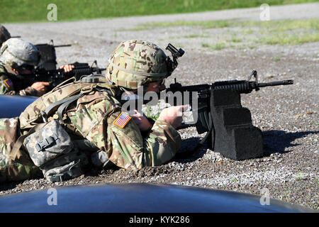 Mitbewerber qualifizieren mit dem M4 Gewehr während der National Guard Region III besten Krieger Konkurrenz an der Wendell H. Ford regionalen Ausbildungszentrums in Greenville, Ky., 24. April 2017. (U.S. Army National Guard Foto: Staff Sgt. Scott Raymond) Stockfoto