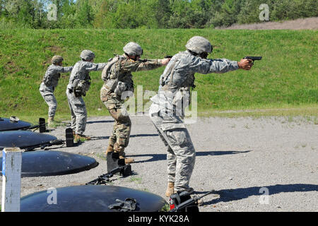 Wettbewerber in der Nationalgarde Region III besten Krieger Wettbewerb Fire M9 Pistole während Waffe Qualifikation an der Wendell H. Ford regionalen Ausbildungszentrums in Greenville, Ky., 24. April 2017. (U.S. Army National Guard Foto von Sgt. Jenny Ewanchew) Stockfoto