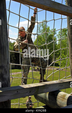 Spc. Jordan Breedlove mit der Tennessee National Guard steigt ein Hindernis bei der National Guard Region III besten Krieger Konkurrenz an der Wendell H. Ford regionalen Ausbildungszentrums in Greenville, Ky., 24. April 2017. (U.S. Army National Guard Foto: Staff Sgt. Scott Raymond) Stockfoto