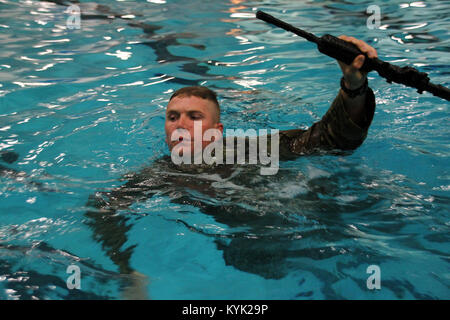 Spc. Jordan Breedlove mit der Tennessee National Guard schwimmt im Wasser überleben Teil der Nationalgarde Region III besten Krieger Wettbewerb in Central City, Ky., 25. April 2017. (U.S. Army National Guard Foto: Staff Sgt. Scott Raymond) Stockfoto