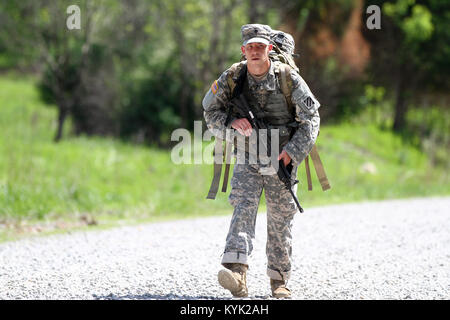 Spc. Richard lebhaft mit der Georgia National Guard Wanderungen während der Straße März an der National Guard Region III besten Krieger Konkurrenz an der Wendell H. Ford regionalen Ausbildungszentrums in Greenville, Ky., 25. April 2017. (U.S. Army National Guard Foto: Staff Sgt. Scott Raymond) Stockfoto