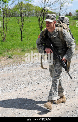 Spc. Richard lebhaft mit der Georgia National Guard konkurriert in der Ruck März Teil der Region III besten Krieger Konkurrenz an der Wendell H. Ford regionalen Ausbildungszentrums in Greenville, Ky., 25. April 2017. (U.S. Army National Guard Foto von Sgt. Jenny Ewanchew) Stockfoto