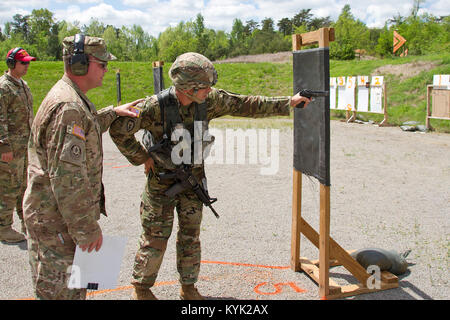 Staff Sgt. Dustin Rottero mit der Tennessee National Guard feuert eine M9 Pistole auf die Nationalgarde Region III besten Krieger Konkurrenz an der Wendell H. Ford regionalen Ausbildungszentrums in Greenville, Ky., 25. April 2017. (U.S. Army National Guard Foto: Staff Sgt. Scott Raymond) Stockfoto