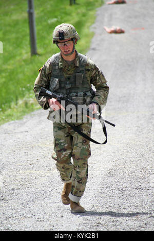 Spc. Jordan Breedlove mit der Tennessee National Guard läuft während der Druck schießt auf die Nationalgarde Region III besten Krieger Konkurrenz an der Wendell H. Ford regionalen Ausbildungszentrums in Greenville, Ky., 25. April 2017. (U.S. Army National Guard Foto: Staff Sgt. Scott Raymond) Stockfoto