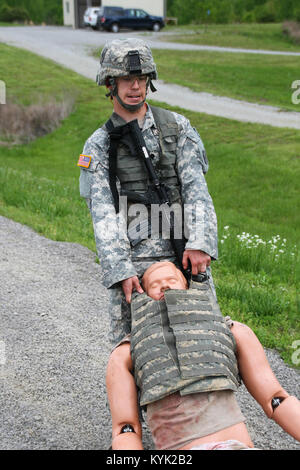 Spc. Richard lebhaft mit der Georgia National Guard schleppt ein Dummy an der National Guard Region III besten Krieger Konkurrenz an der Wendell H. Ford regionalen Ausbildungszentrums in Greenville, Ky., 25. April 2017. (U.S. Army National Guard Foto: Staff Sgt. Scott Raymond) Stockfoto