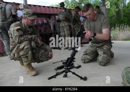 Spc. Jordan Breedlove mit der Tennessee National Guard stellt eine M240 Maschinengewehr in der Region III besten Krieger Konkurrenz an der Wendell H. Ford regionalen Ausbildungszentrums in Greenville, Ky., 25. April 2017. (U.S. Army National Guard Foto von Sgt. Jenny Ewanchew) Stockfoto