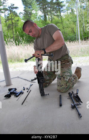 Staff Sgt. Dustin Rottero mit der Tennessee National Guard stellt eine M249 Maschinengewehr an der National Guard Region III besten Krieger Konkurrenz an der Wendell H. Ford regionalen Ausbildungszentrums in Greenville, Ky., 25. April 2017. (U.S. Army National Guard Foto: Staff Sgt. Scott Raymond) Stockfoto