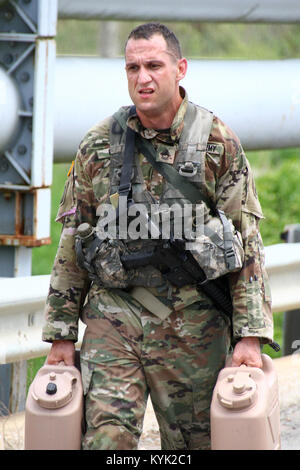 Sgt. 1. Klasse Richard Caton mit den Florida National Guard konkurriert in den Kampf laufen Ereignis während der National Guard Region III besten Krieger Konkurrenz an der Wendell H. Ford regionalen Ausbildungszentrums in Greenville, Ky., 26. April 2017. (U.S. Army National Guard Foto: Staff Sgt. Scott Raymond) Stockfoto