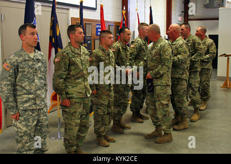 Zustand Befehl Sergeants Major gratulieren der Wettbewerber nach der Region III besten Krieger Konkurrenz an der Wendell H. Ford regionalen Ausbildungszentrums in Greenville, Ky., 26. April 2017. (U.S. Army National Guard Foto: Staff Sgt. Scott Raymond) Stockfoto