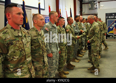 Zustand Befehl Sergeants Major gratulieren der Wettbewerber nach der Region III besten Krieger Konkurrenz an der Wendell H. Ford regionalen Ausbildungszentrums in Greenville, Ky., 26. April 2017. (U.S. Army National Guard Foto: Staff Sgt. Scott Raymond) Stockfoto