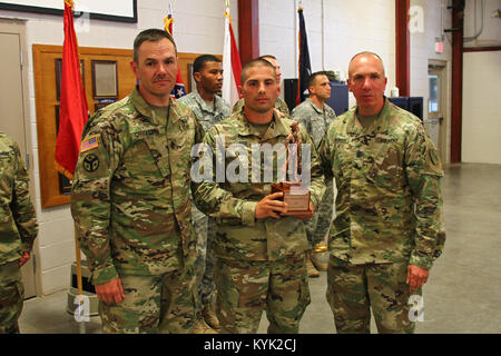 Staff Sgt. Dustin Rottero mit der Tennessee National Guard ist Region III NCO des Jahres am Wendell H. Ford regionalen Ausbildungszentrums in Greenville, Ky., 26. April 2017 genannt. (U.S. Army National Guard Foto: Staff Sgt. Scott Raymond) Stockfoto