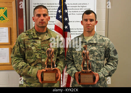 Staff Sgt. Dustin Rottero (links) und SPC. Richard lebhaft sind die besten Krieger der Region III an der Wendell H. Ford regionalen Ausbildungszentrums in Greenville, Ky., 26. April 2017 genannt. (U.S. Army National Guard Foto: Staff Sgt. Scott Raymond) Stockfoto