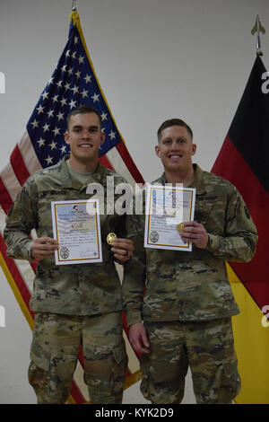 Nach drei anstrengenden Tagen der körperlichen Aktivität, Staff Sgt. Daniel Dornbusch, Links, und Staff Sgt. Joshua Atanovich erwarb das Gold Bundeswehr Proficiency Abzeichen 1. Mai 2017, im Camp Arifjan, Kuwait. Stockfoto