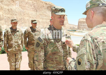 Brig. Gen. Jeffrey Kramer, stellvertretender Kommandierender General des 29 Infanterie Division, fördert Oberst Joseph Gardner, der Kommandant der 149 militärische Engagement Team am 26. Mai 2017 in Jordanien. Gardner ist der Kommandant der 149 MET, ein Team von Kentucky Army National Guard Soldaten, die in den Nahen Osten im Dezember 2016 mit dem spezifischen Zweck der Durchführung militärischer Einsatz militärischen Engagements mit den Ländern im Nahen Osten und in Zentral- und Südasien Regionen. In Jordanien, die MET hilft eine starke und dauerhafte Partnerschaft und die Geschichte der gemeinsamen Ausbildung zwischen den USA zu zementieren und Stockfoto