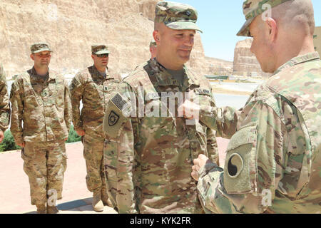 Brig. Gen. Jeffrey Kramer, stellvertretender Kommandierender General des 29 Infanterie Division, fördert Oberst Joseph Gardner, der Kommandant der 149 militärische Engagement Team am 26. Mai 2017 in Jordanien. Gardner ist der Kommandant der 149 MET, ein Team von Kentucky Army National Guard Soldaten, die in den Nahen Osten im Dezember 2016 mit dem spezifischen Zweck der Durchführung militärischer Einsatz militärischen Engagements mit den Ländern im Nahen Osten und in Zentral- und Südasien Regionen. In Jordanien, die MET hilft eine starke und dauerhafte Partnerschaft und die Geschichte der gemeinsamen Ausbildung zwischen den USA zu zementieren und Stockfoto