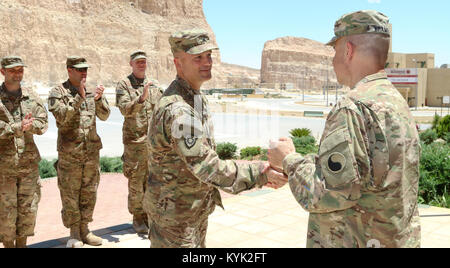 Brig. Gen. Jeffrey Kramer, stellvertretender Kommandierender General des 29 Infanterie Division und der 149 militärische Engagement Team-Jordan, feiern die Förderung von Oberst Joseph Gardner am 26. Mai 2017 in Jordanien. Gardner ist der Kommandant der 149 MET, ein Team von Kentucky Army National Guard Soldaten, die in den Nahen Osten im Dezember 2016 mit dem spezifischen Zweck der Durchführung militärischer Einsatz militärischen Engagements mit den Ländern im Nahen Osten und in Zentral- und Südasien Regionen. In Jordanien, die MET hilft eine starke und dauerhafte Partnerschaft und die Geschichte der gemeinsamen Ausbildung zwische zu Zement Stockfoto