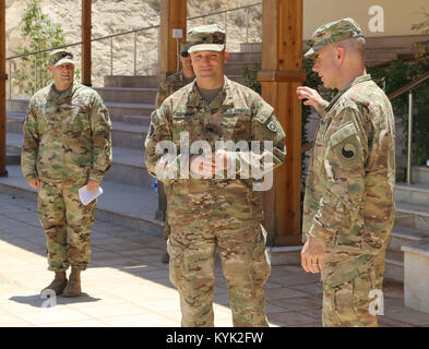 Brig. Gen. Jeffrey Kramer, stellvertretender Kommandierender General des 29 Infanterie Division spricht auf eine kleine Förderung Zeremonie für Oberst Joseph Gardner am 26. Mai 2017 in Jordanien. Gardner ist der Kommandant der 149 MET, ein Team von Kentucky Army National Guard Soldaten, die in den Nahen Osten im Dezember 2016 mit dem spezifischen Zweck der Durchführung militärischer Einsatz militärischen Engagements mit den Ländern im Nahen Osten und in Zentral- und Südasien Regionen. In Jordanien, die MET hilft eine starke und dauerhafte Partnerschaft und die Geschichte der gemeinsamen Ausbildung zwischen den USA und jordanischen Militari zu Zement Stockfoto