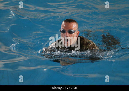 Oberst Joseph Gardner, der Kommandant der 149 militärische Engagement Team, Kentucky Army National Guard, Versuche zu schwimmen 100 Meter in voller Uniform in unter vier Minuten als Teil der Qualifikation für die deutschen Streitkräfte Proficiency Abzeichen 27. Mai 2017, in der Nähe von Amman, Jordanien. Gardner abgeschlossen Die schwimmen und, am Ende der dreitägigen Veranstaltung, war einer von mehr als 50 US-Soldaten, US Air Force Piloten und kanadische Soldaten der Bundeswehr, die die GAFPB, eine Einrichtung der Bundeswehr, die für Verschleiß durch das US-Militär berechtigt ist, verdient. (U.S. Army National Guard Foto von Meister Sg Stockfoto