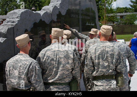 Kadetten vom Bluegrass Herausforderung Akademie suche Namen auf dem Kentucky National Guard Memorial in Frankfort, Ky., 29. Mai 2017. (U.S. Army National Guard Foto: Staff Sgt. Scott Raymond) Stockfoto