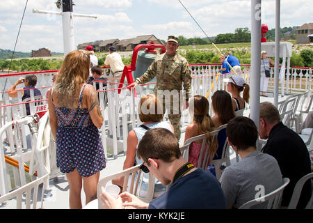 Command Sgt. Maj. Timotheus Hileman mit der Pennsylvania National Guard spricht mit Gold Star Familien während des Überlebenden aufsuchende Dienste' Dampferfahrt auf dem Ohio in Newport, Ky., 11. Juni 2017. (U.S. Army National Guard Foto: Staff Sgt. Scott Raymond) Stockfoto