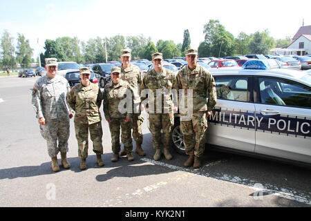 Brig. Gen. Ben Adams und Cmd Sgt. Maj. Dave Munden besuchen Sie die Truppen aus dem 1103Rd Militärpolizei Unternehmen derzeit jährliche Schulung in Stuttgart, Deutschland, 22. Juni. (U.S. Army National Guard Foto von Maj. Stephen Martin) Stockfoto