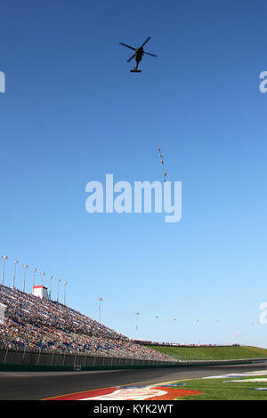 Gouverneur Matt Bevin, Generalmajor Stephen Hogan und Mitglieder der 123 Spezielle Taktiken Squadron liefern die grüne Flagge für die Quaker State 400 NASCAR Rennen über einen UH-60 Blackhawk an der Kentucky Speedway in Sparta, Ky., 8. Juli 2017. (U.S. Army National Guard Foto: Staff Sgt. Scott Raymond) Stockfoto